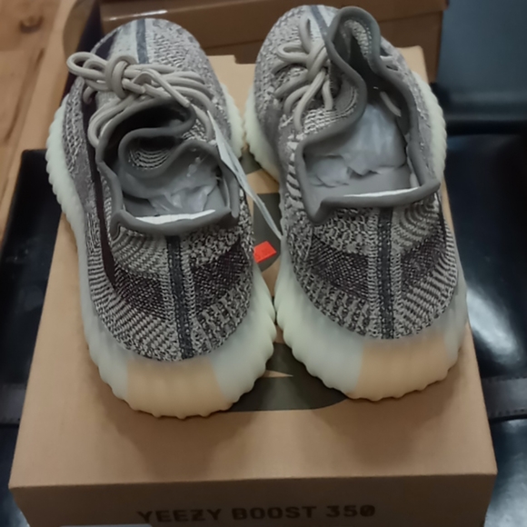 Yeezy Boost 350 V2 - Picture 3 of 4